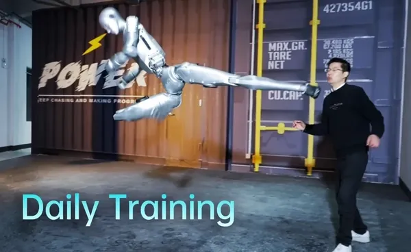 จีนฝึก “หุ่นยนต์ต่อสู้” ส่องผลงาน “Unitree H2” และ “T800” ซ้อมเตะต่อยคล่องไม่แพ้คน !