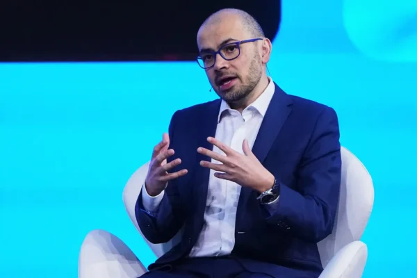 ดาบสองคม? ซีอีโอ ‘Google DeepMind’ เตือน AI ทำให้เป็นอัจฉริยะได้ แต่ก็ทำให้สมองทื่อลงได้เช่นกัน