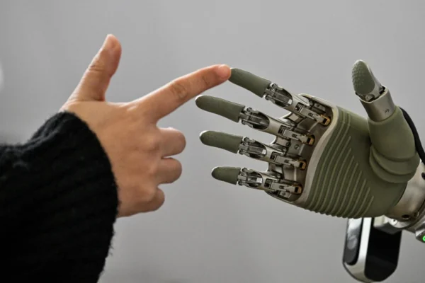 แฉขบวนการ ‘วางยา AI’ ในจีน! ใช้รีวิวปลอมปั่นแบรนด์กำมะลอติดอันดับแชตบอต